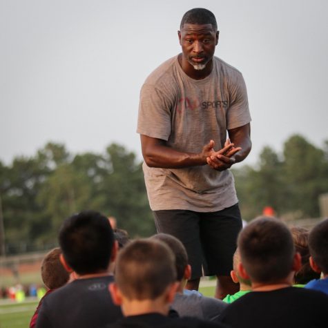 Former Texans Cornerback Aaron Glenn Visits Future Panthers Camp at Klein Oak