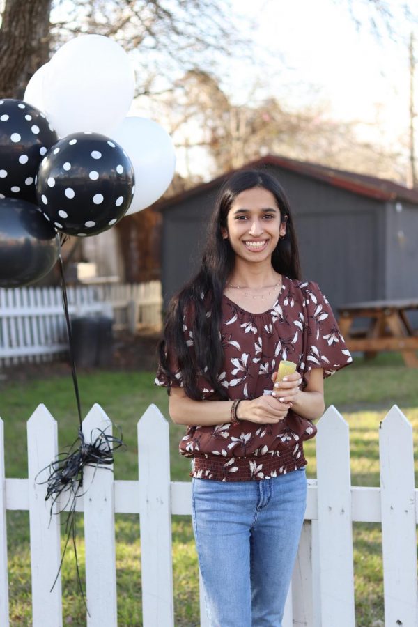 As+graduation+nears%2C+valedictorian+Sarah+Lalani+prepares+to+set+off+confetti+for+a+photo+shoot.+Lalani+plans+to+pursue+a+career+in+medicine.